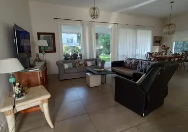 Casa de 4 ambientes en venta en Jorge Newbery