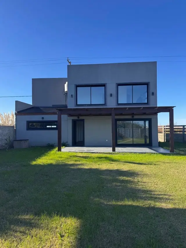 Casa de 3 ambientes en venta en Parque Lago