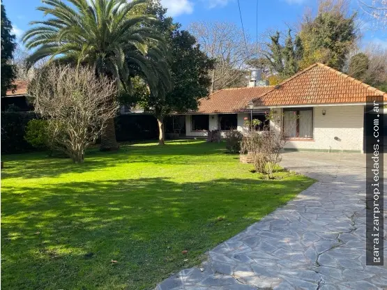 Casa de 5 ambientes en venta en PARQUE MONTEMAR-EL GROSELLAR