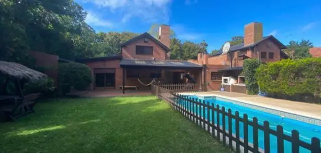 Casa de 5 ambientes en venta en PARQUE MONTEMAR-EL GROSELLAR