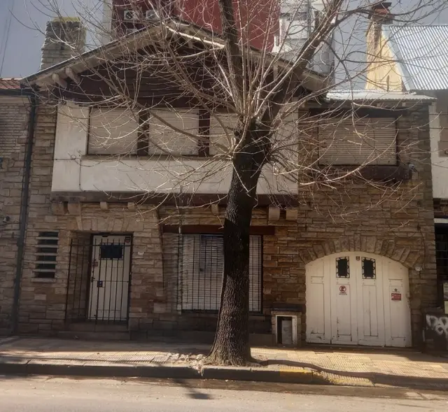 Casa de 4 ambientes en venta en AREA CENTRO
