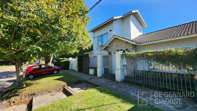 Casa de 3 ambientes en venta en SANTA MONICA