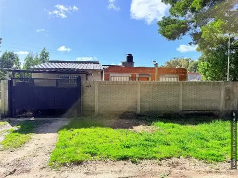 Casa de 4 ambientes en venta en CAMET FELIX U.