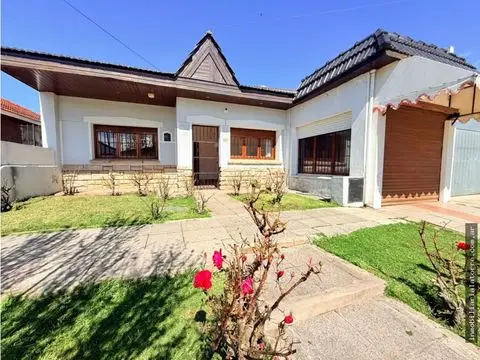 Casa de 3 ambientes en venta en Parque Luro