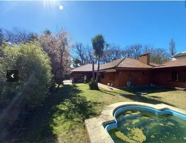 Casa de 5 ambientes en venta en PARQUE MONTEMAR-EL GROSELLAR