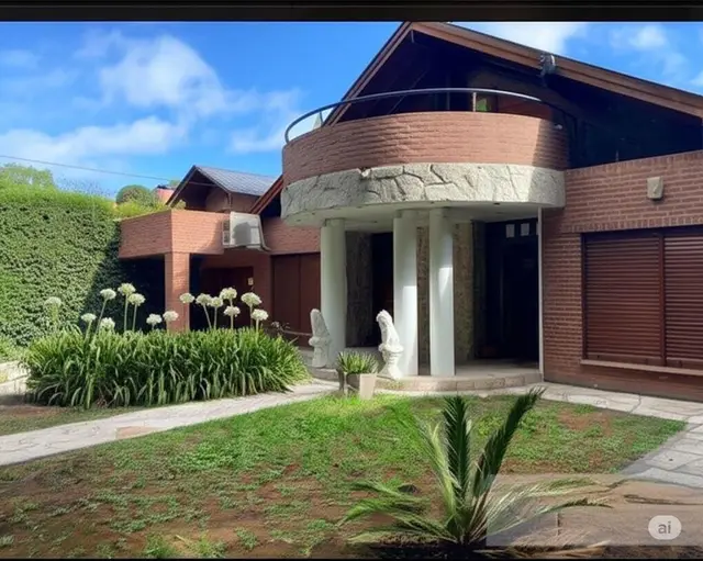 Casa de 5 ambientes en venta en PARQUE MONTEMAR-EL GROSELLAR