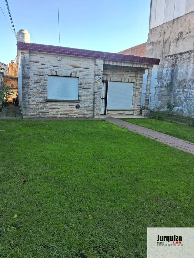 Casa de 4 ambientes en venta en SANTA MONICA