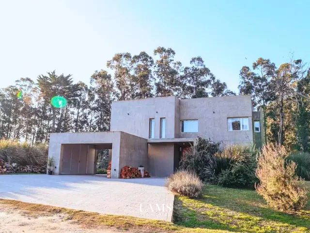 Casa de 5 ambientes en venta en Playa Chapadmalal