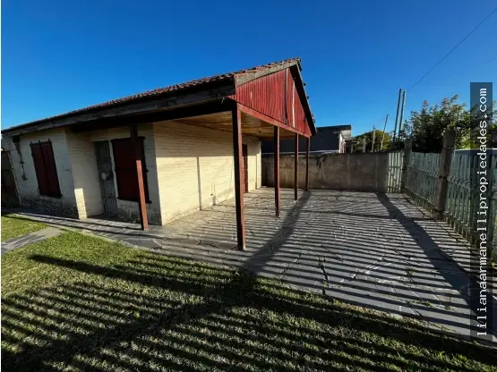 Casa de 3 ambientes en venta en CAMET FELIX U.