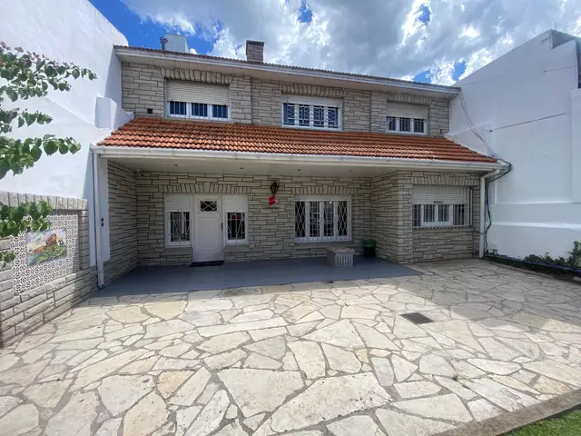 Casa de 4 ambientes en venta en LA PERLA