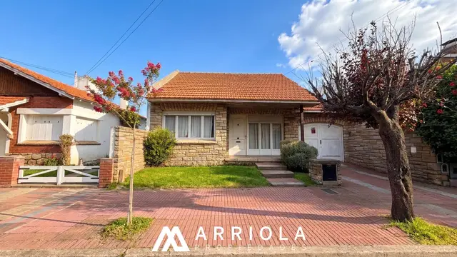 Casa de 4 ambientes en venta en LOS TRONCOS