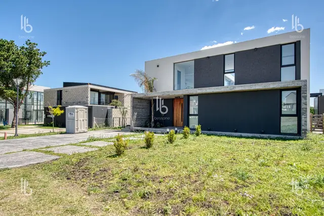 Casa de 4 ambientes en venta en Rumencó Joven