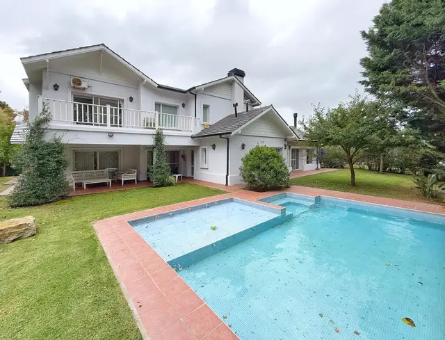 Casa de 6 ambientes en venta en AEROPARQUE