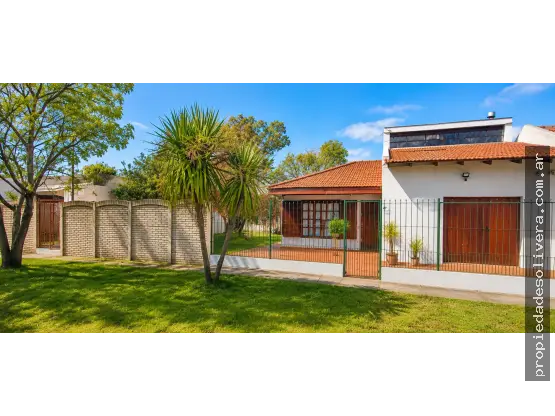 Casa de 3 ambientes en venta en CAMET FELIX U.