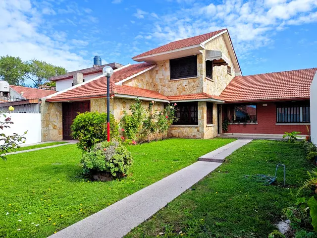 Casa de 4 ambientes en venta en SANTA MONICA