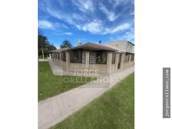Casa de 4 ambientes en venta en AEROPARQUE