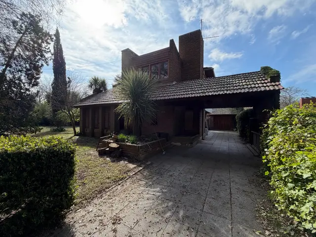 Casa de 3 ambientes en venta en PARQUE MONTEMAR-EL GROSELLAR