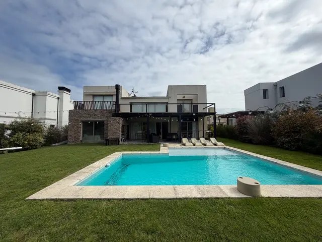 Casa de 4 ambientes en alquiler en Rumencó