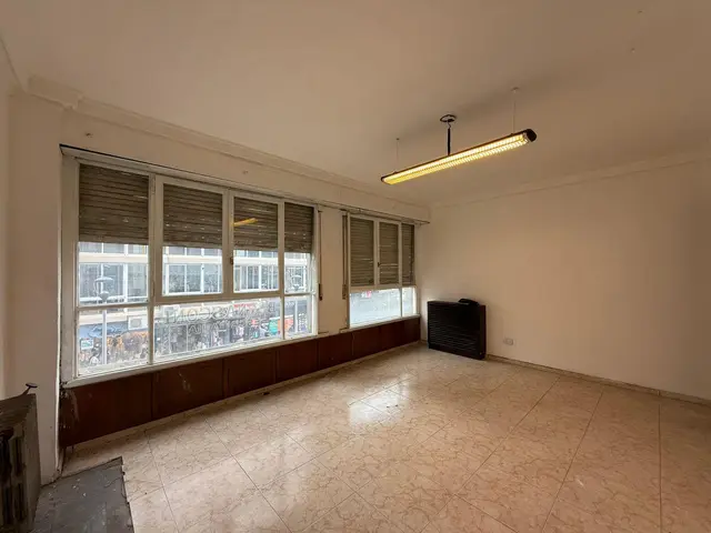 Local de 8 ambientes en venta en Área Centro