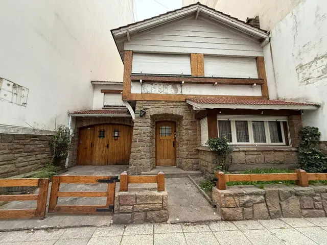 Casa de 8 ambientes en alquiler en Centro