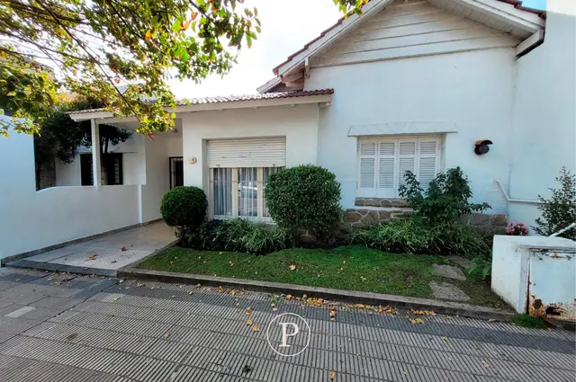 Casa de 4 ambientes en venta en LOS TRONCOS