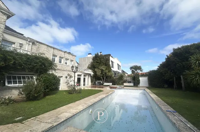 Casa de 6 ambientes en venta en PLAYA GRANDE