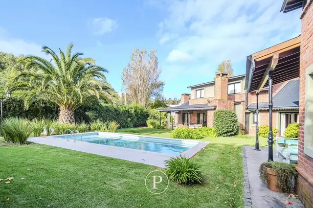 Casa de 10 ambientes en venta en BOSQUE ALEGRE