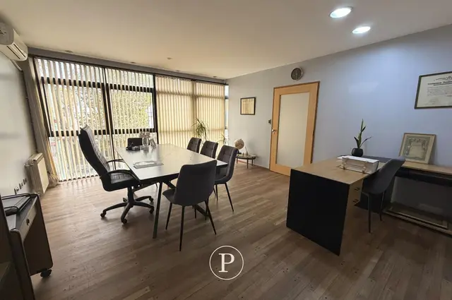 Local de 8 ambientes en venta en PARQUE MONTEMAR-EL GROSELLAR