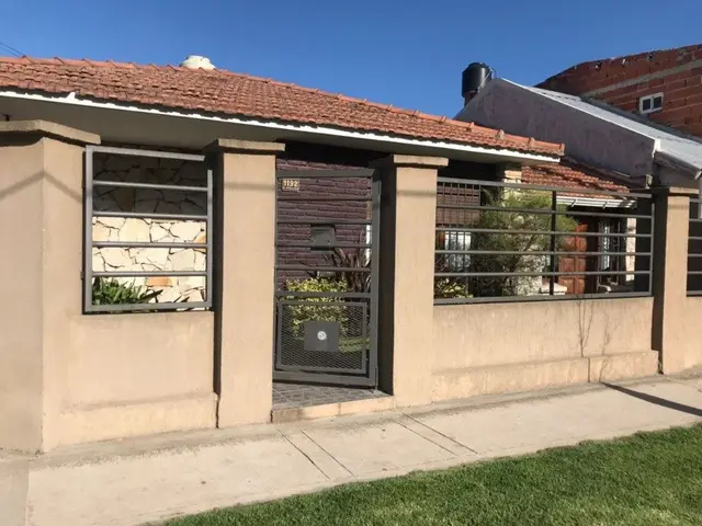 Casa de 3 ambientes en venta en AEROPARQUE