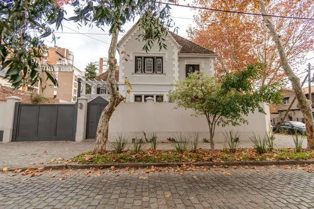 Casa de 9 ambientes en venta en Área Centro