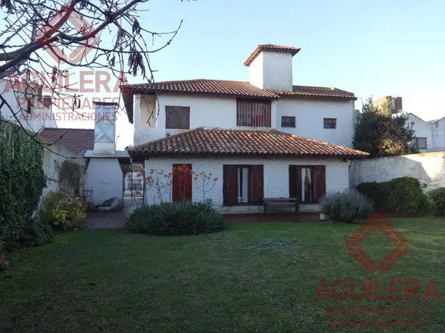 Casa de 4 ambientes en venta en AEROPARQUE