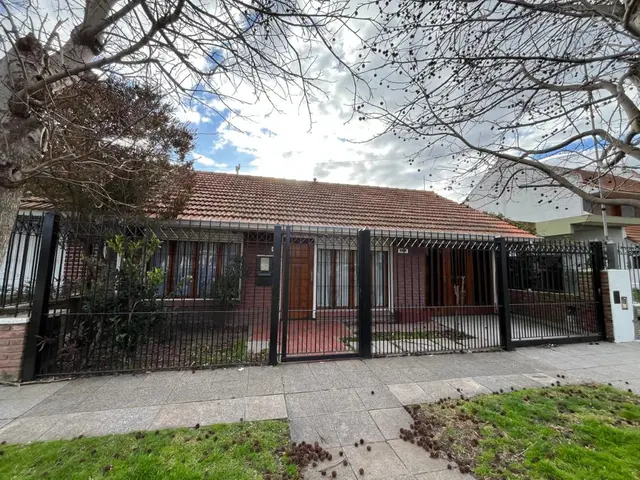 Casa de 3 ambientes en venta en PARQUE LURO