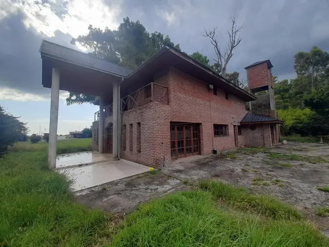 Casa de 9 ambientes en venta en SANTA CELINA