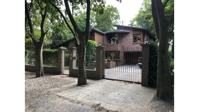 Casa de 4 ambientes en venta en PARQUE MONTEMAR-EL GROSELLAR