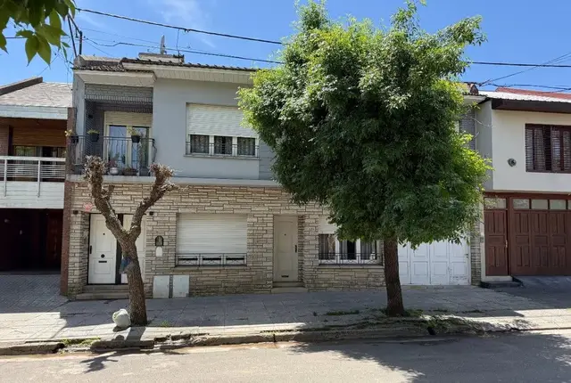 Casa de 4 ambientes en venta en Área Centro
