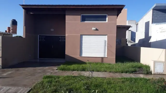Casa de 3 ambientes en venta en CAMET FELIX U.