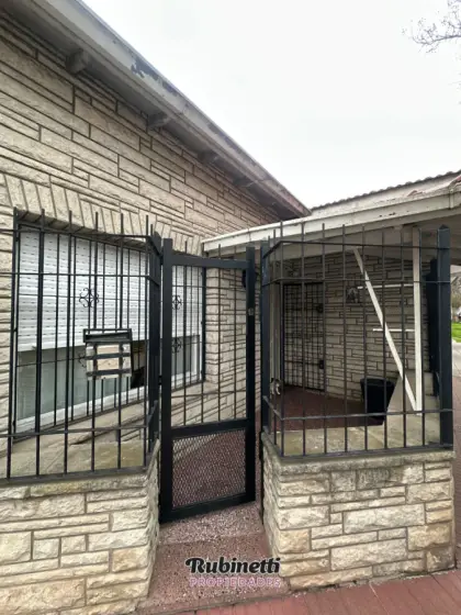 Casa de 4 ambientes en venta en Sarmiento