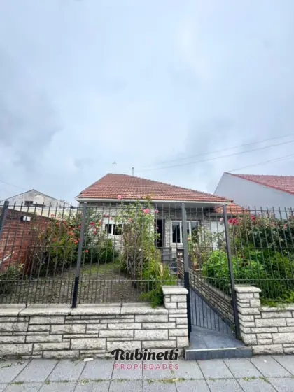 Casa de 5 ambientes en venta en CERRITO Y SAN SALVADOR