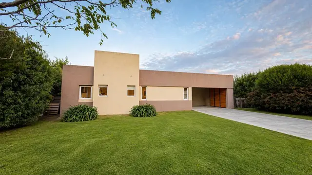 Casa de 4 ambientes en venta en LOS ACANTILADOS