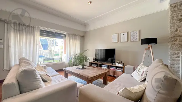Casa de 5 ambientes en venta en Los Troncos