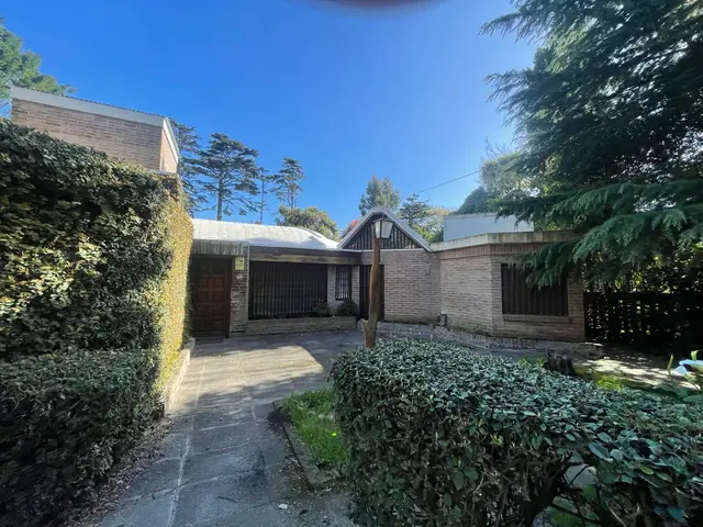 Casa de 4 ambientes en venta en PARQUE MONTEMAR-EL GROSELLAR
