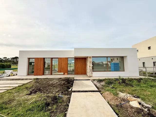 Casa de 4 ambientes en alquiler en NUEVO GOLF