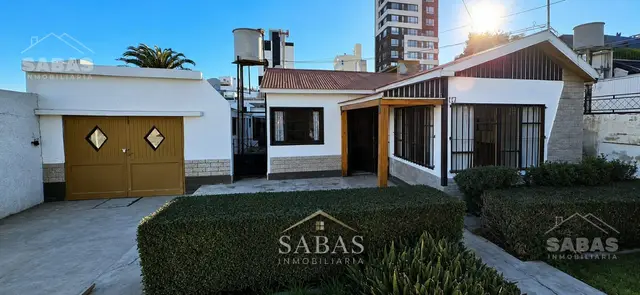 Casa de 7 ambientes en venta en Área Centro