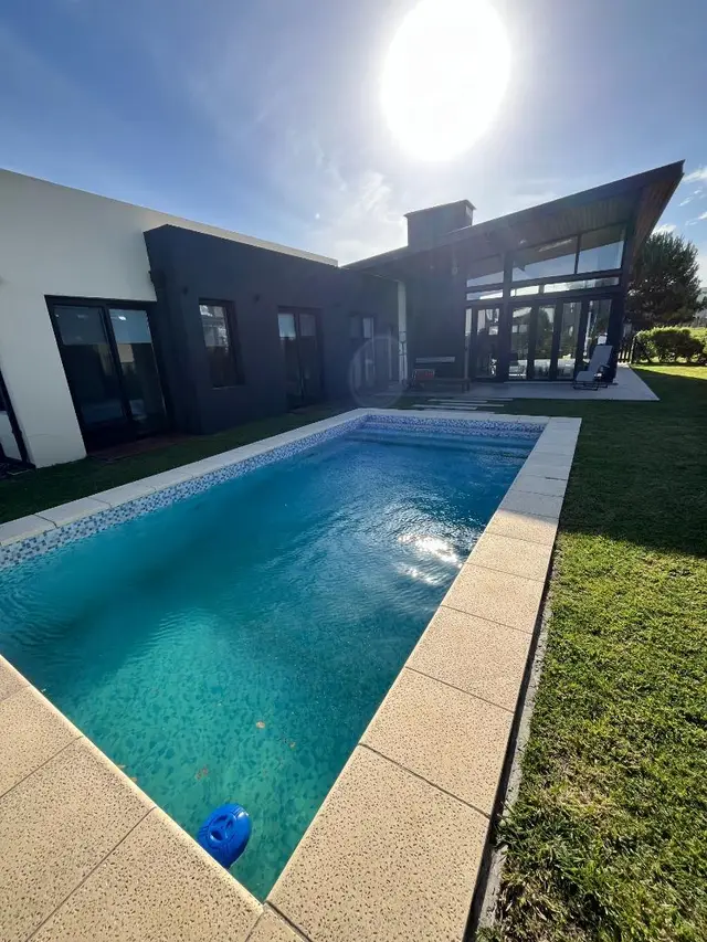 Casa de 4 ambientes en venta en LOS ACANTILADOS