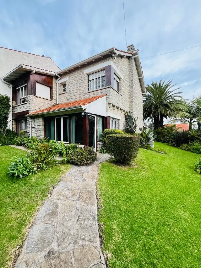 Casa de 5 ambientes en venta en LOS TRONCOS