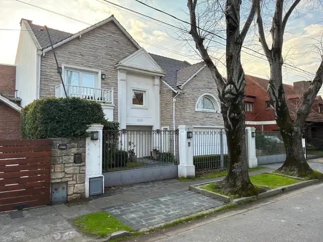 Casa de 5 ambientes en venta en DIVINO ROSTRO