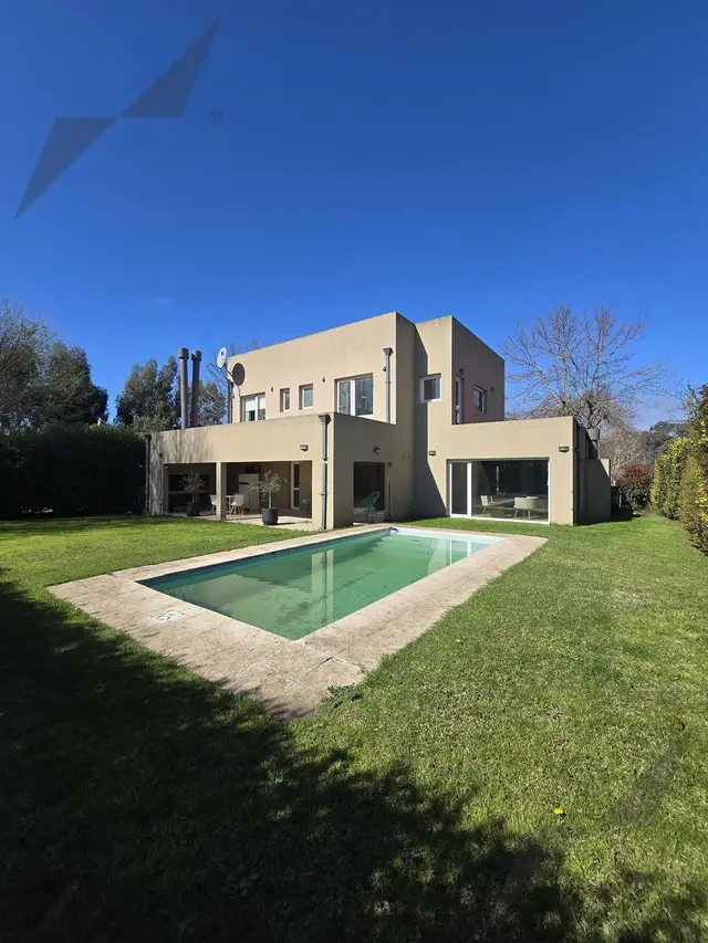 Casa de 4 ambientes en venta en SANTA MONICA