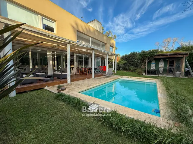 Casa de 4 ambientes en venta en PARQUE MONTEMAR-EL GROSELLAR