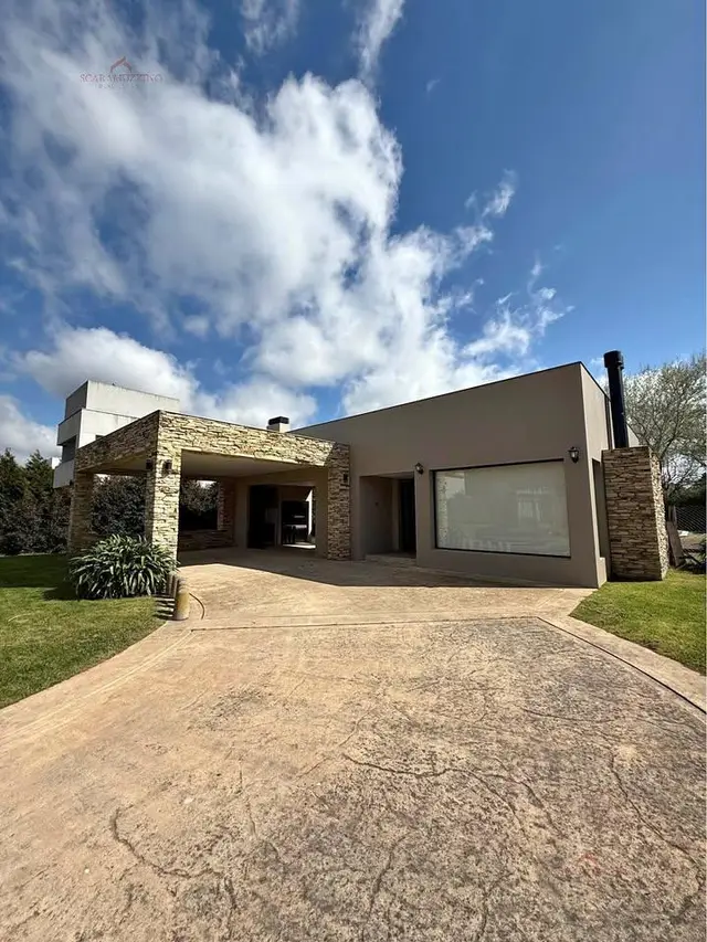 Casa de 4 ambientes en venta en AEROPARQUE