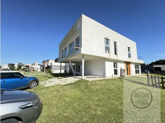 Casa de 4 ambientes en venta en LOPEZ DE GOMARA